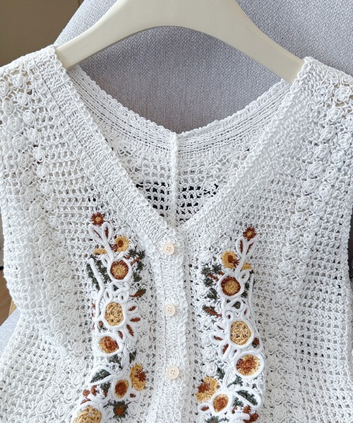AMAJI(アマジ)の「Vネックかぎ編み透かし編みフラワー刺繍ノースリーブベスト 前ボタンデザイン(ベスト・レディース・ベージュ/ホワイト・FREE)」の5枚目の写真