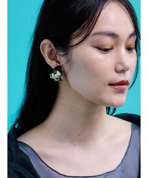 Te chichi(テチチ)の「ビーズフラワーイヤリング(ピアス(両耳用)・レディース・オフホワイト/ブラック・F)」の1枚目の写真