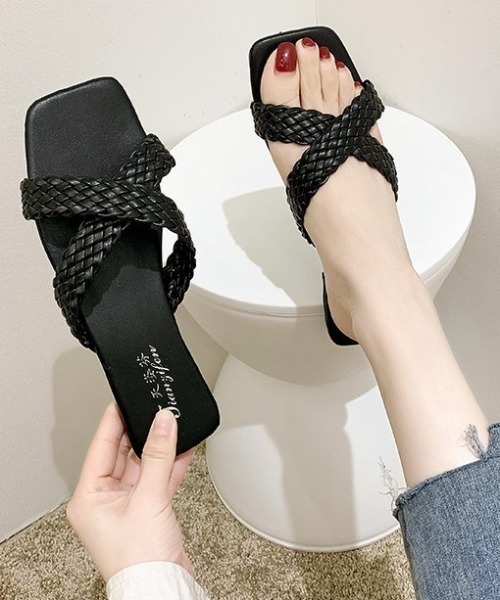 Dolce Fiora（ドルチェフィオラ）の「幅広で歩きやすいフラットクロスデザインサンダル（サンダル・レディース・ブラック/ラベンダー・24.5cm/24.0cm/23.5cm）」の2枚目の写真