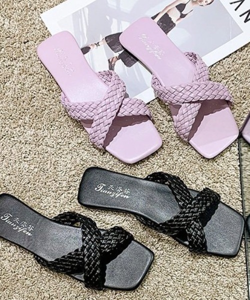 Dolce Fiora（ドルチェフィオラ）の「幅広で歩きやすいフラットクロスデザインサンダル（サンダル・レディース・ブラック/ラベンダー・24.5cm/24.0cm/23.5cm）」の4枚目の写真