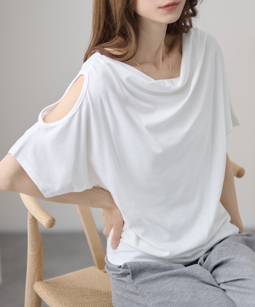 DAYRA(デイラ)の「ドレープ オープンショルダー ドルマン 半袖 カットソー(Tシャツ/カットソー・レディース・ホワイト/ブラック/グレー・FREE)」の1枚目の写真