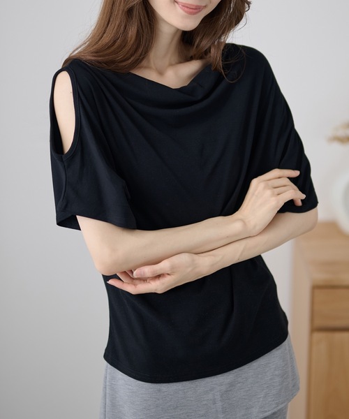 DAYRA(デイラ)の「ドレープ オープンショルダー ドルマン 半袖 カットソー(Tシャツ/カットソー・レディース・ホワイト/ブラック/グレー・FREE)」の2枚目の写真