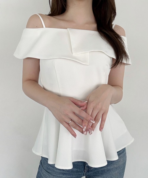 junoah(ジュノア)の「オフショルペプラムキャミトップス(シャツ/ブラウス・レディース・グレイッシュベージュ/ホワイト/ブラック・SMALL/MEDIUM/LARGE)」の1枚目の写真