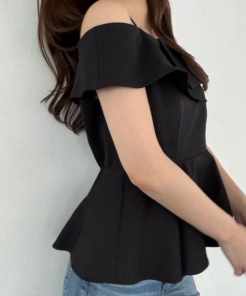 junoah(ジュノア)の「オフショルペプラムキャミトップス(シャツ/ブラウス・レディース・グレイッシュベージュ/ホワイト/ブラック・SMALL/MEDIUM/LARGE)」の12枚目の写真