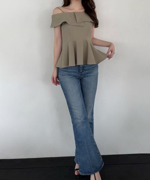 junoah(ジュノア)の「オフショルペプラムキャミトップス(シャツ/ブラウス・レディース・グレイッシュベージュ/ホワイト/ブラック・SMALL/MEDIUM/LARGE)」の10枚目の写真