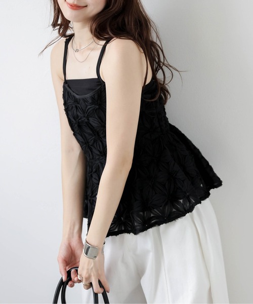 AMELY(エミリー)の「フラワーモチーフチュールキャミソール(キャミソール・レディース・ベージュ/ブラック・フリー)」の4枚目の写真