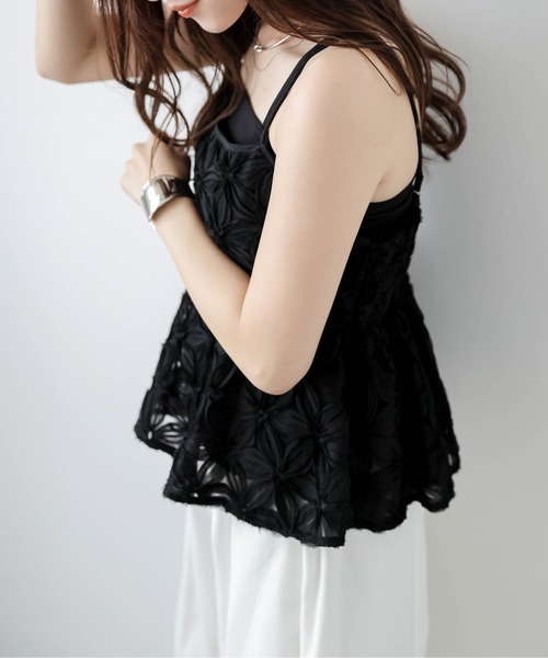 AMELY(エミリー)の「フラワーモチーフチュールキャミソール(キャミソール・レディース・ベージュ/ブラック・フリー)」の5枚目の写真