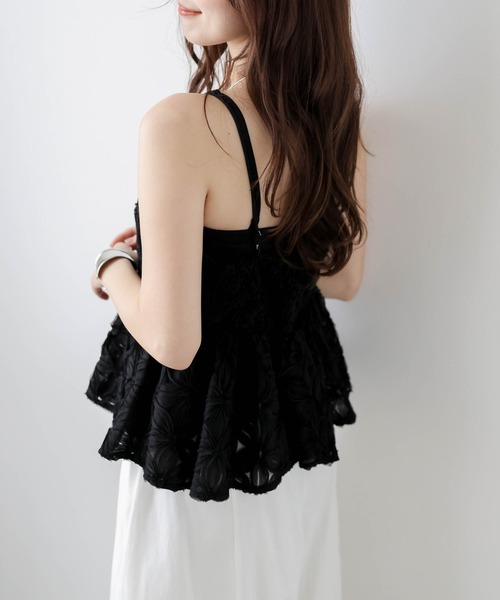 AMELY(エミリー)の「フラワーモチーフチュールキャミソール(キャミソール・レディース・ベージュ/ブラック・フリー)」の7枚目の写真
