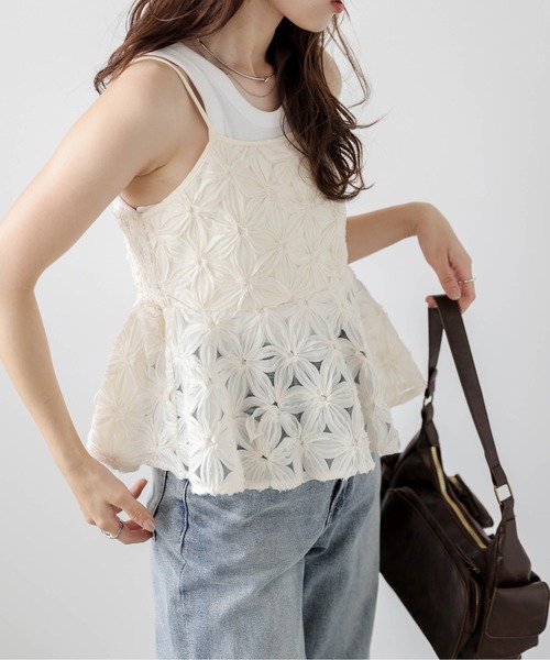 AMELY(エミリー)の「フラワーモチーフチュールキャミソール(キャミソール・レディース・ベージュ/ブラック・フリー)」の14枚目の写真