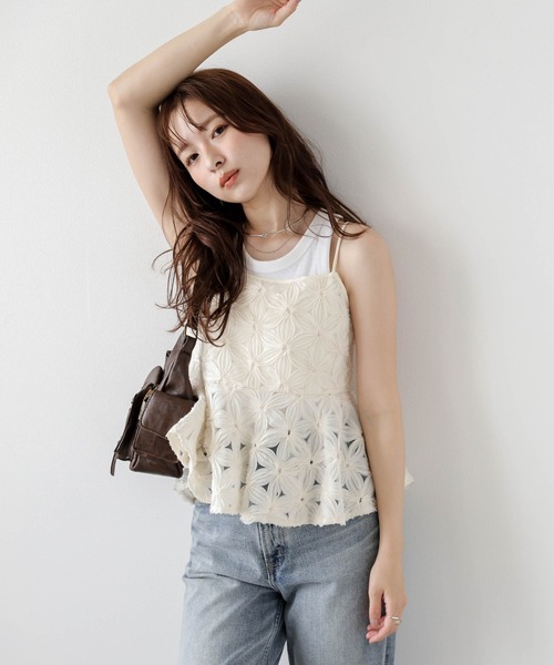 AMELY(エミリー)の「フラワーモチーフチュールキャミソール(キャミソール・レディース・ベージュ/ブラック・フリー)」の17枚目の写真