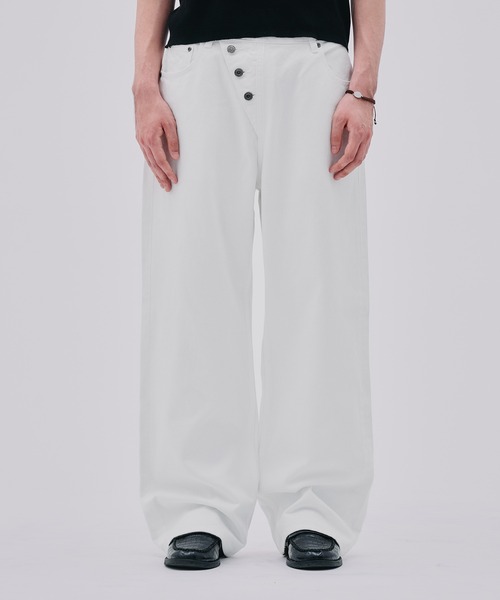 Regen Glanz(レーゲングランツ)の「asymmetric button straight denim pants / アシンメトリーボタンストレートデニムパンツ(デニムパンツ・メンズ・ブラック/ライトホワイト・LARGE/SMALL/MEDIUM)」の2枚目の写真