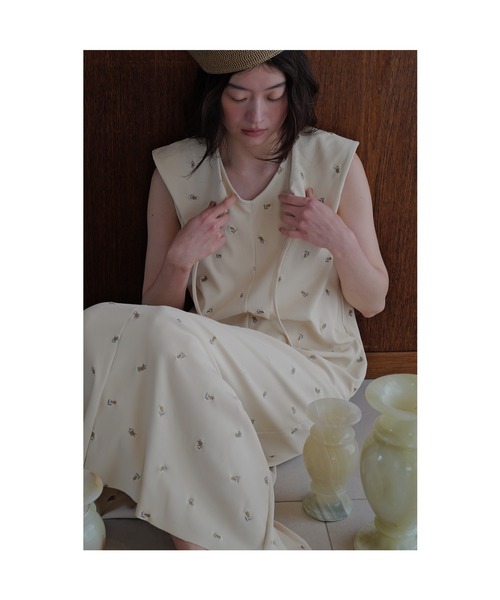 TRUNC(トランクエイティーエイト)の「Smooth Rib Embroidery Dress / スムースリブエンブロイダリードレス(ワンピース・レディース・ブラック/アイボリー・FREE)」の2枚目の写真