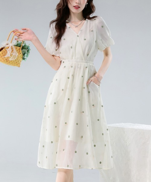 LUCPY(ラクピー)の「フラワー刺繍シアーフレアワンピース(ワンピース・レディース・ホワイト・LARGE/MEDIUM/SMALL)」の2枚目の写真