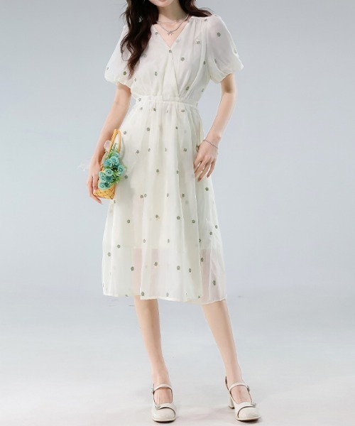 LUCPY(ラクピー)の「フラワー刺繍シアーフレアワンピース(ワンピース・レディース・ホワイト・LARGE/MEDIUM/SMALL)」の3枚目の写真