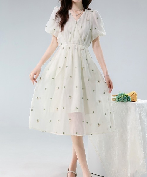 LUCPY(ラクピー)の「フラワー刺繍シアーフレアワンピース(ワンピース・レディース・ホワイト・LARGE/MEDIUM/SMALL)」の4枚目の写真