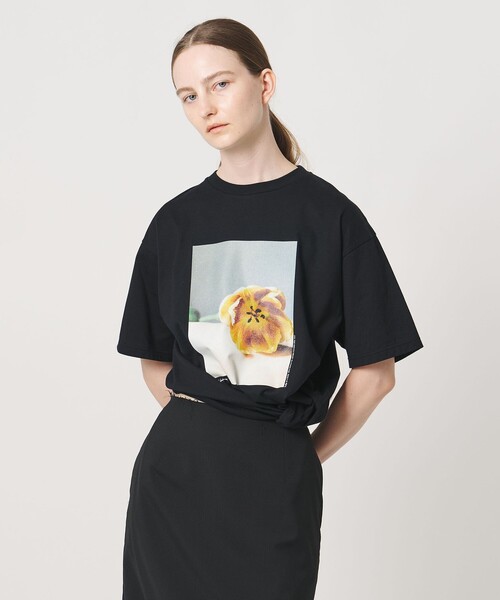 AEWEN MATOPH(イウエン マトフ)の「<Kei Sakakura for AEWEN MATOPH>フォトTシャツ Tulip on body(Tシャツ/カットソー・レディース・ブラック/ホワイト・FREE)」の3枚目の写真