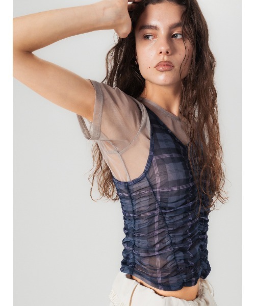 ELCHELE(エルチェレ)の「FILMY SHIRRING TOP(Tシャツ/カットソー・レディース・ライトグレー/ベージュ・FREE)」の4枚目の写真