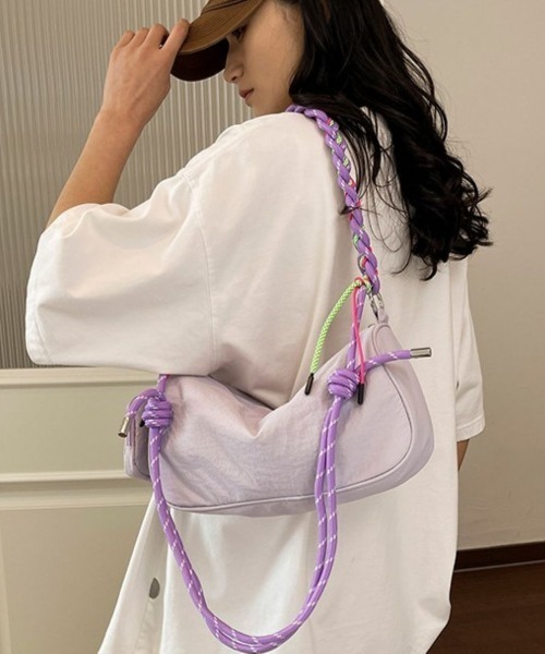 LETee(レティー)の「カラフルロープが主役!コンパクトなのに存在感抜群のミニショルダーバッグ(ショルダーバッグ・レディース・ブラック/アイボリー/グレー/パープル・FREE)」の4枚目の写真