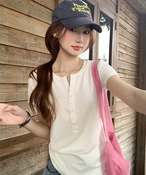 Girly Doll(ガーリードール)の「ヘンリーネックベーシックTシャツ(その他トップス・レディース・ホワイト/ブラック/ピンク・M/L)」の1枚目の写真