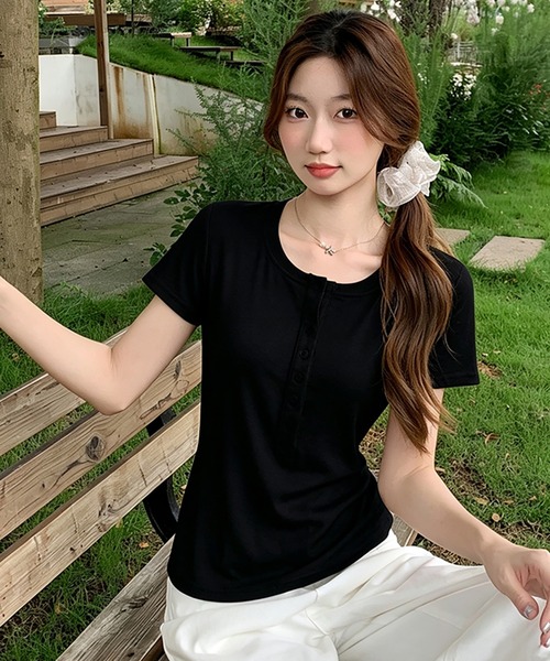 Girly Doll(ガーリードール)の「ヘンリーネックベーシックTシャツ(その他トップス・レディース・ホワイト/ブラック/ピンク・M/L)」の2枚目の写真