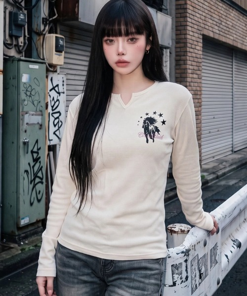 Openyard(オープンヤード)の「『Openyard/オープンヤード』SLIT NECK HORSE LONG SLEEVE TEE/スリットネックホース長袖Tシャツ(Tシャツ/カットソー・メンズ・ブラック/ホワイト・S/M/L)」の2枚目の写真