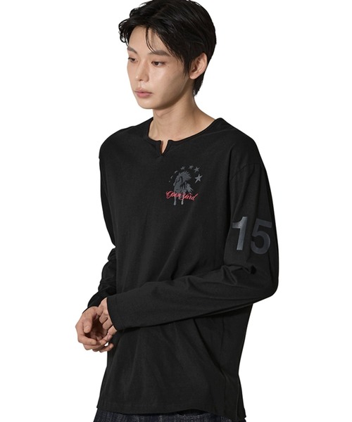 Openyard(オープンヤード)の「『Openyard/オープンヤード』SLIT NECK HORSE LONG SLEEVE TEE/スリットネックホース長袖Tシャツ(Tシャツ/カットソー・メンズ・ブラック/ホワイト・S/M/L)」の1枚目の写真