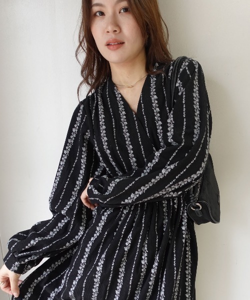 CORNERS（コーナーズ）の「花柄ストライプコーデュロイワンピース（ワンピース・レディース・ブラック/カーキ/ブラウン・M）」の2枚目の写真