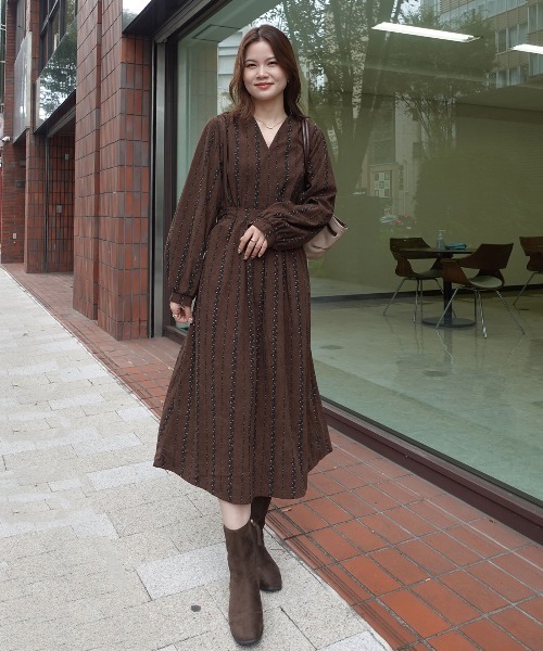 CORNERS（コーナーズ）の「花柄ストライプコーデュロイワンピース（ワンピース・レディース・ブラック/カーキ/ブラウン・M）」の7枚目の写真