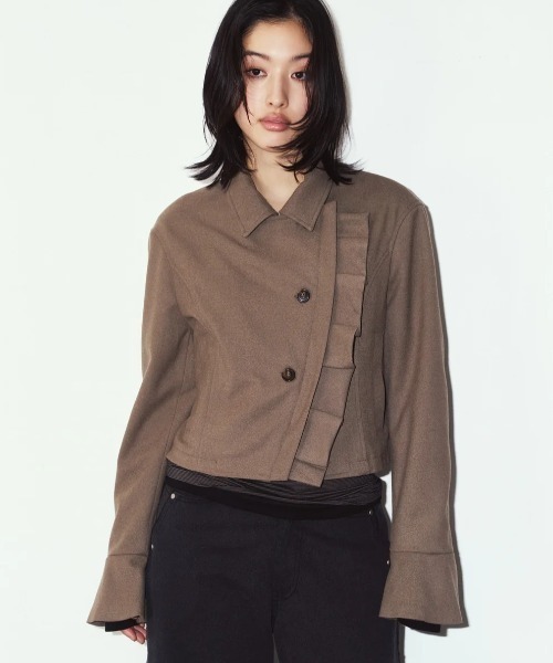 Knuth Marf(クヌースマーフ)の「Knuth Marf 2way cropped frill jacket(テーラードジャケット・レディース・ベージュ/ブラック・FREE)」の1枚目の写真