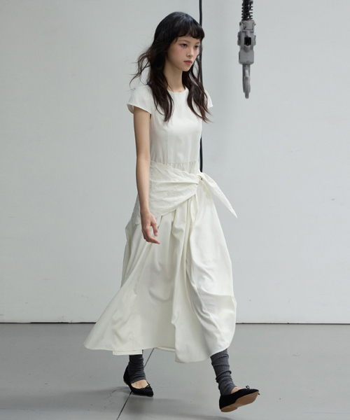MICHIKO LONDON(ミチコ ロンドン)の「スカーフラップドレスクリームアイボリー(ワンピース・レディース・その他・SMALL/MEDIUM)」の1枚目の写真
