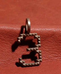 GILD（ギルド）の「GILD ギルド / Micro studs number pendant マイクロ スタッズ ナンバー ペンダント / G161-PE01/BG（チャーム）」