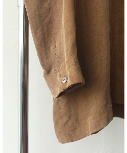 TODAYFUL（トゥデイフル）の「カラーレスサテンシャツ（シャツ/ブラウス・レディース・チャコールグレー/キャメル・FREE）」の6枚目の写真