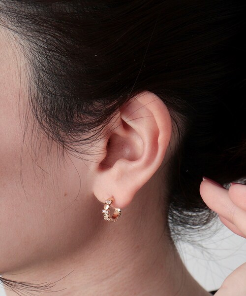 COCOSHNIK(ココシュニック)の「ダイヤモンド オーバル連続 フープピアス(ピアス(両耳用)・レディース・アイボリー系・00)」の6枚目の写真