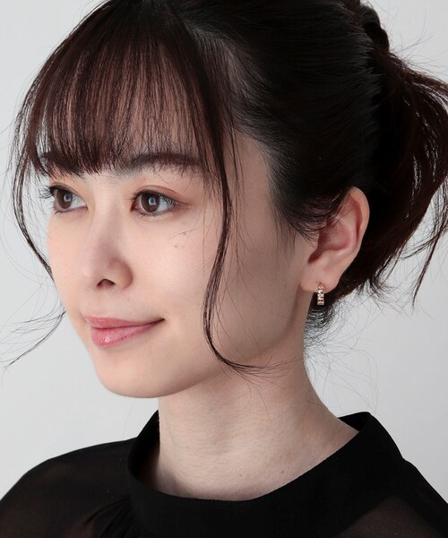 COCOSHNIK(ココシュニック)の「ダイヤモンド オーバル連続 フープピアス(ピアス(両耳用)・レディース・アイボリー系・00)」の7枚目の写真