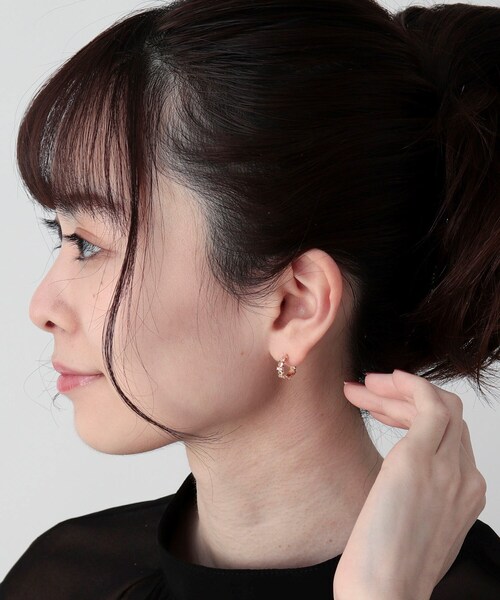 COCOSHNIK(ココシュニック)の「ダイヤモンド オーバル連続 フープピアス(ピアス(両耳用)・レディース・アイボリー系・00)」の8枚目の写真