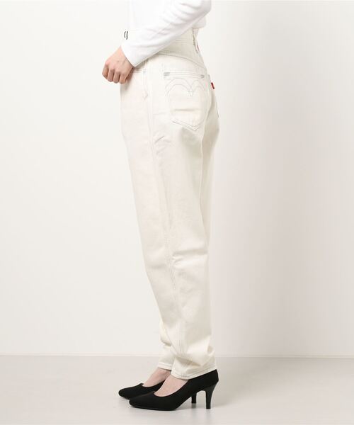 Levi's(リーバイス)の「【Levi's】「RED」ハイルーズテーパードパンツ(その他パンツ・レディース・ホワイト・24inch/25inch/26inch/27inch)」の2枚目の写真