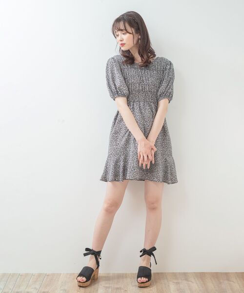 MAJESTIC LEGON(マジェスティックレゴン)の「ガーリーフラワーミニワンピ(ワンピース・レディース・ホワイト系その他2/ブルー系その他2/ブラック系その他・SMALL/MEDIUM)」の4枚目の写真