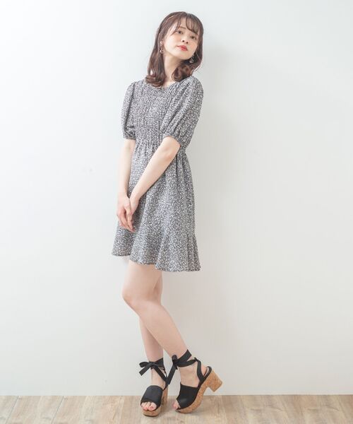 MAJESTIC LEGON(マジェスティックレゴン)の「ガーリーフラワーミニワンピ(ワンピース・レディース・ホワイト系その他2/ブルー系その他2/ブラック系その他・SMALL/MEDIUM)」の5枚目の写真