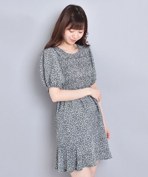 MAJESTIC LEGON(マジェスティックレゴン)の「ガーリーフラワーミニワンピ(ワンピース・レディース・ホワイト系その他2/ブルー系その他2/ブラック系その他・SMALL/MEDIUM)」の22枚目の写真