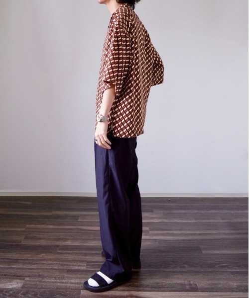 y/m by れぽすけ（イムバイレポスケ）の「オープンカラー柄シャツ（シャツ/ブラウス・メンズ・ブラック/ブラウン/ブルー・MEDIUM/LARGE）」の5枚目の写真