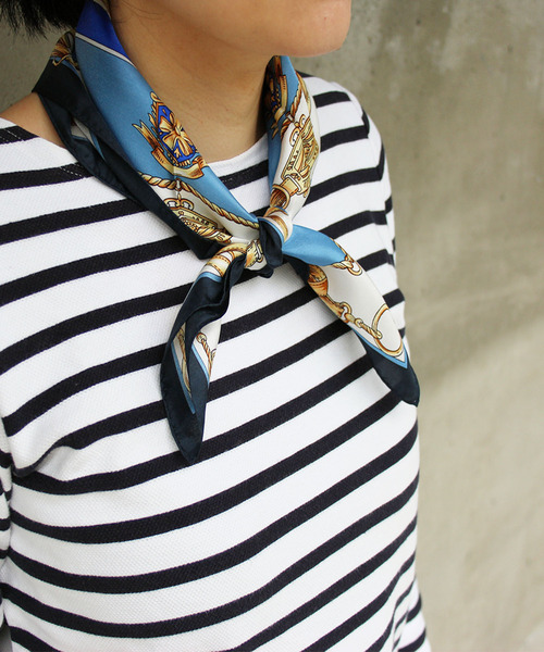 wiz(ウィズ)の「ウィズ wiz / アンティーク 馬具柄 シルク スカーフ 日本製(バンダナ/スカーフ・レディース・ブラック/ネイビー・FREE)」の2枚目の写真