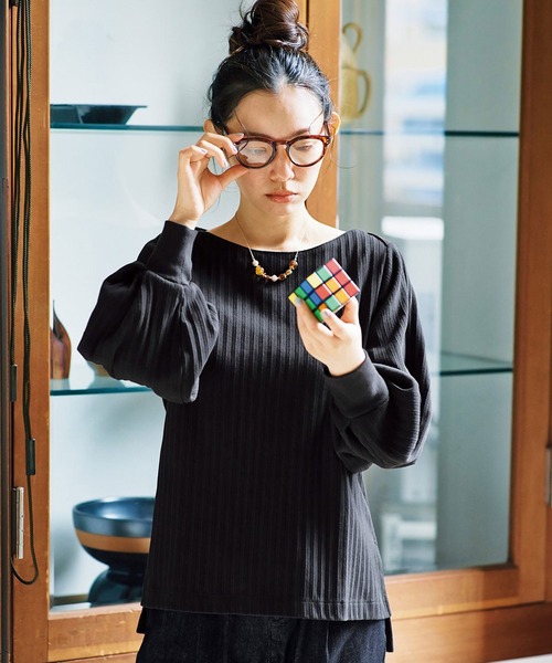 and myera(アンド マイラ)の「and myera しっかりリブで作ったボリューム袖トップス(Tシャツ/カットソー・レディース・ブラック/グレイッシュベージュ・MEDIUM/LARGE)」の1枚目の写真