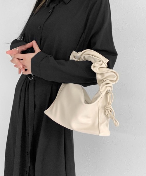 LVEU.（ラブユ.）の「【LVEU.】2WAYラッフルハンドルバッグ / バッグ 鞄 BAG ハンドバッグ スクエア ラッフル シャーリング くしゅくしゅ 合皮  アイボリー ブラック ZOZOTOWN限定（ハンドバッグ・レディース・ブラック/アイボリー・FREE）」の7枚目の写真