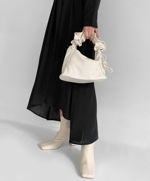 LVEU.（ラブユ.）の「【LVEU.】2WAYラッフルハンドルバッグ / バッグ 鞄 BAG ハンドバッグ スクエア ラッフル シャーリング くしゅくしゅ 合皮  アイボリー ブラック ZOZOTOWN限定（ハンドバッグ・レディース・ブラック/アイボリー・FREE）」の8枚目の写真