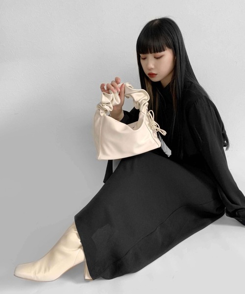 LVEU.（ラブユ.）の「【LVEU.】2WAYラッフルハンドルバッグ / バッグ 鞄 BAG ハンドバッグ スクエア ラッフル シャーリング くしゅくしゅ 合皮  アイボリー ブラック ZOZOTOWN限定（ハンドバッグ・レディース・ブラック/アイボリー・FREE）」の13枚目の写真