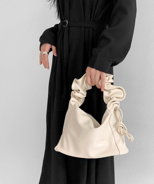 LVEU.（ラブユ.）の「【LVEU.】2WAYラッフルハンドルバッグ / バッグ 鞄 BAG ハンドバッグ スクエア ラッフル シャーリング くしゅくしゅ 合皮  アイボリー ブラック ZOZOTOWN限定（ハンドバッグ・レディース・ブラック/アイボリー・FREE）」の14枚目の写真