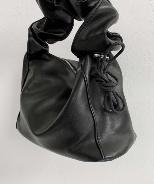 LVEU.（ラブユ.）の「【LVEU.】2WAYラッフルハンドルバッグ / バッグ 鞄 BAG ハンドバッグ スクエア ラッフル シャーリング くしゅくしゅ 合皮  アイボリー ブラック ZOZOTOWN限定（ハンドバッグ・レディース・ブラック/アイボリー・FREE）」の18枚目の写真