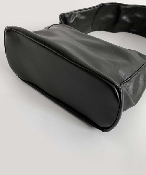 LVEU.（ラブユ.）の「【LVEU.】2WAYラッフルハンドルバッグ / バッグ 鞄 BAG ハンドバッグ スクエア ラッフル シャーリング くしゅくしゅ 合皮  アイボリー ブラック ZOZOTOWN限定（ハンドバッグ・レディース・ブラック/アイボリー・FREE）」の21枚目の写真