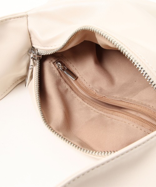 LVEU.（ラブユ.）の「【LVEU.】2WAYラッフルハンドルバッグ / バッグ 鞄 BAG ハンドバッグ スクエア ラッフル シャーリング くしゅくしゅ 合皮  アイボリー ブラック ZOZOTOWN限定（ハンドバッグ・レディース・ブラック/アイボリー・FREE）」の20枚目の写真