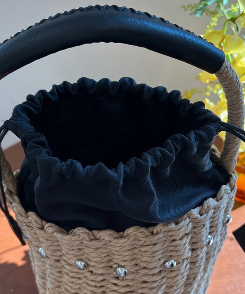 DouDou（ドゥドゥ）の「スタッズ付きカゴバッグ（かごバッグ・レディース・ベージュ・FREE）」の4枚目の写真